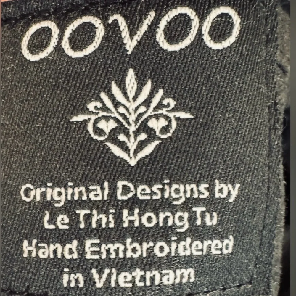 Vtg.Oovoo-Black shiny leather with orange+purple with hand embroidered silk.